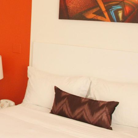 Hotel Zed Келоуна Экстерьер фото