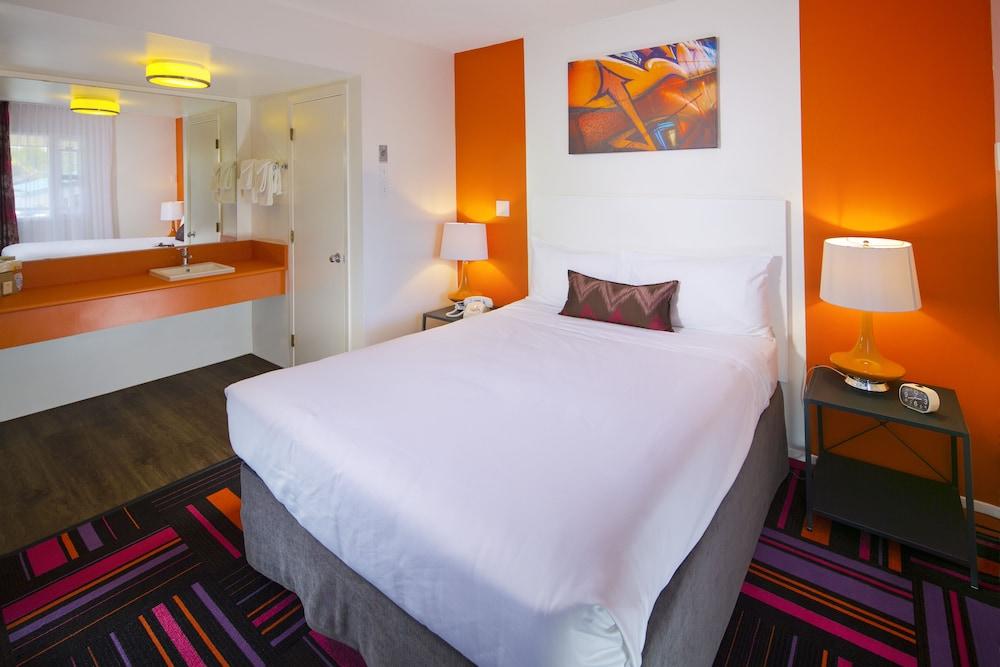 Hotel Zed Келоуна Экстерьер фото