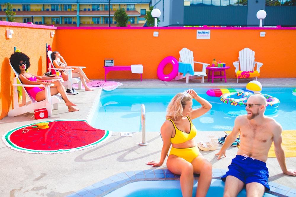 Hotel Zed Келоуна Экстерьер фото