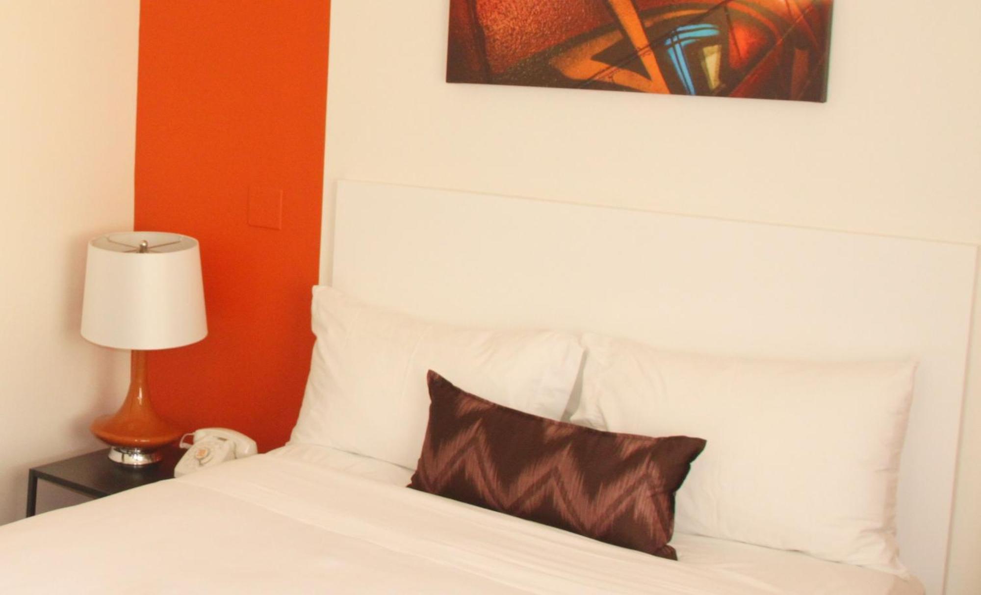 Hotel Zed Келоуна Экстерьер фото