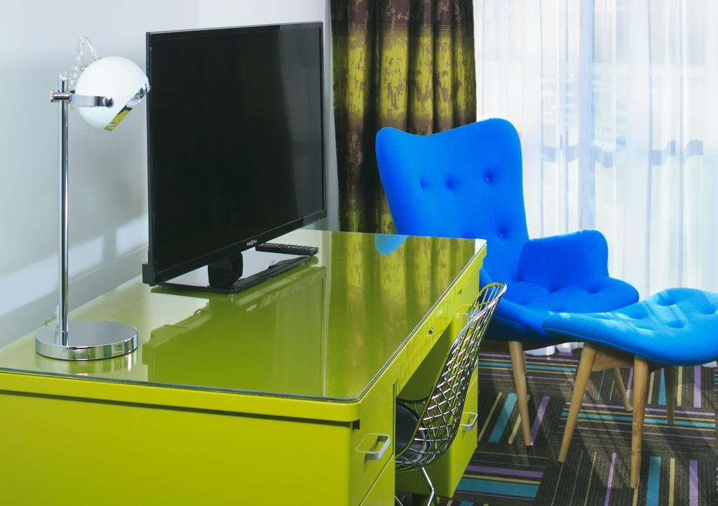 Hotel Zed Келоуна Экстерьер фото