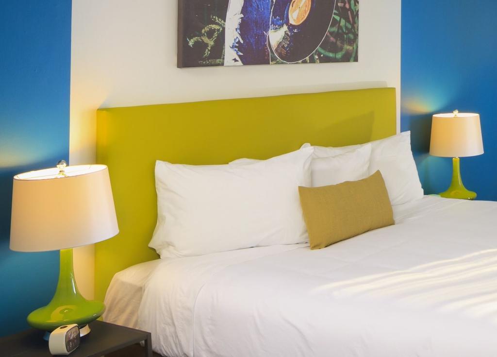 Hotel Zed Келоуна Экстерьер фото