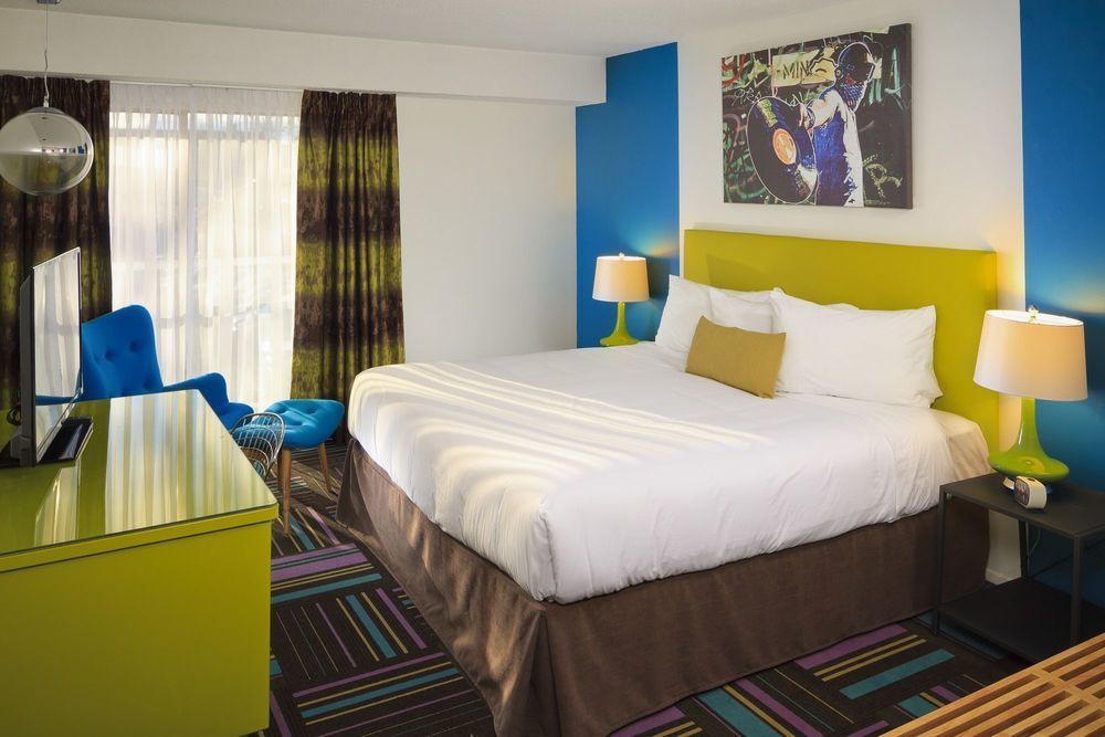 Hotel Zed Келоуна Экстерьер фото