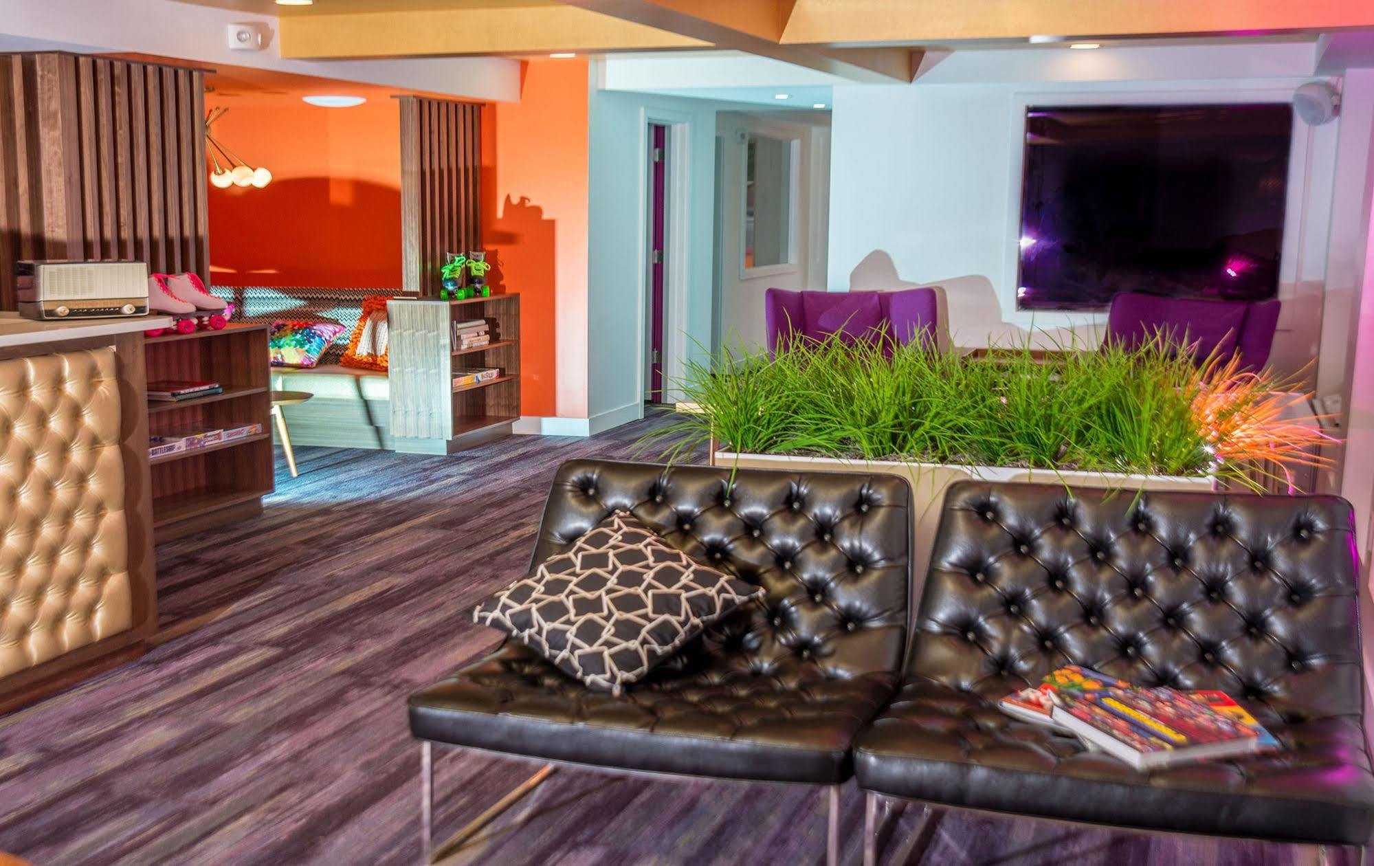 Hotel Zed Келоуна Экстерьер фото