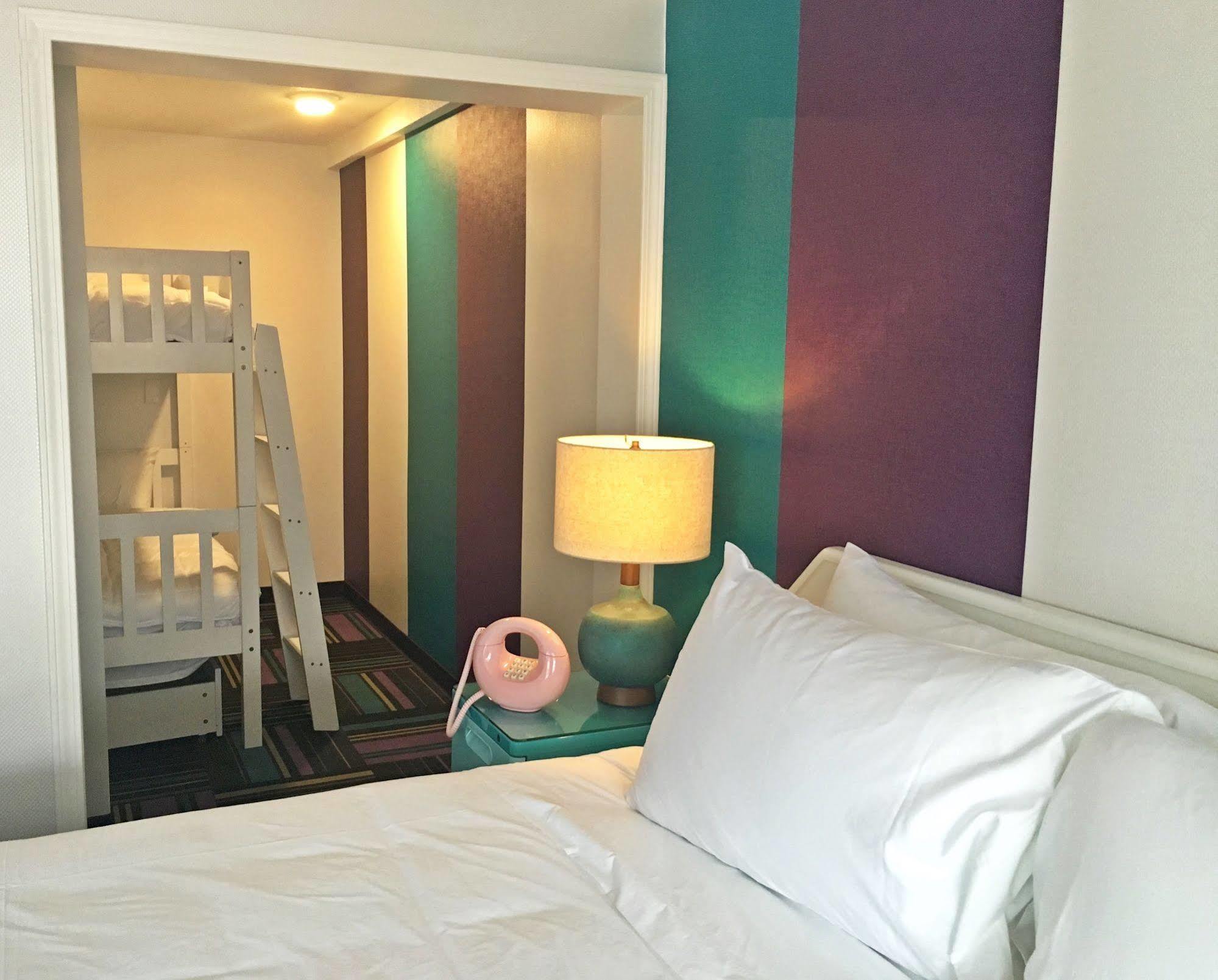 Hotel Zed Келоуна Экстерьер фото